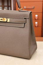 Kelly 28 Etain Gray • Elegance with a built-in luxury filter